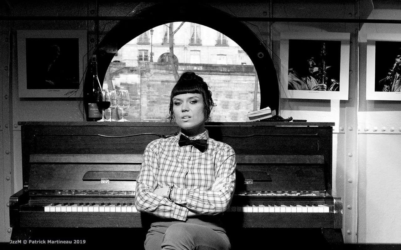 Olinka Mitroshina | Solo (chant/piano) - PIANO BAR - Photo : Patrick Martineau