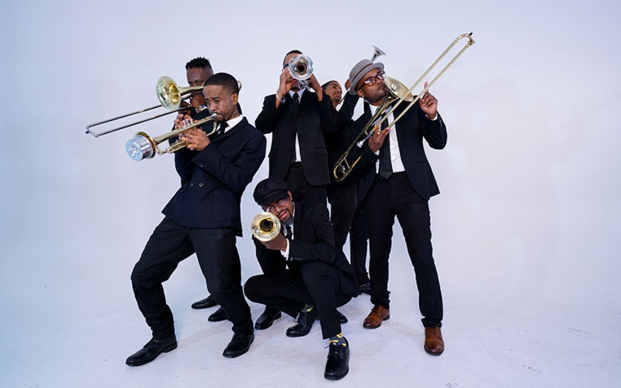 Hypnotic Brass Ensemble - Quand les frères associent leur background jazz à leur culture hip-hop, pas étonnant que leur orchestre à cuivres fasse des étincelles.